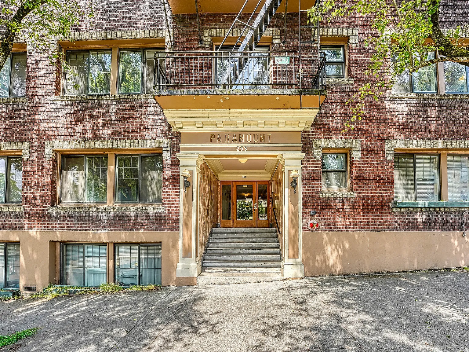 Paramount Apartments — Photo 1