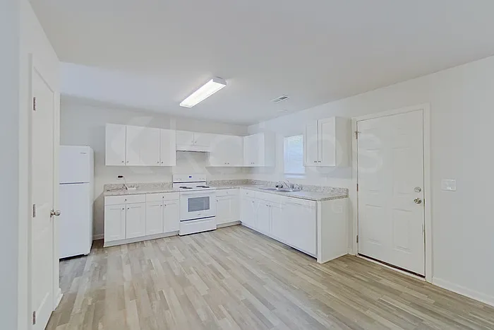 137 Shamrock Dr SW — Photo 5