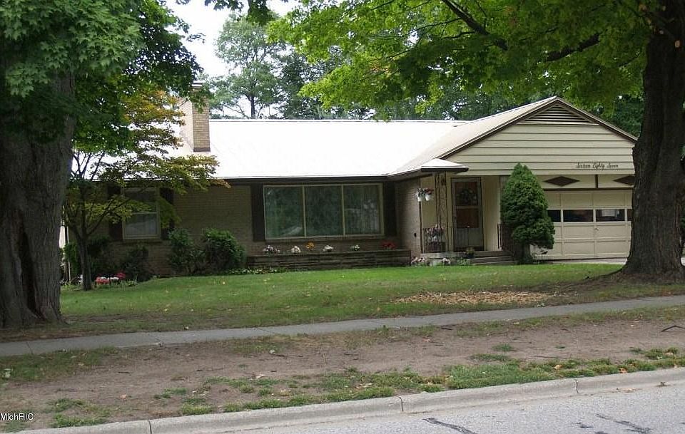 1st image of 1687 32nd St SE
