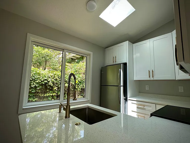 910 La Salle Ave #A — Photo 8