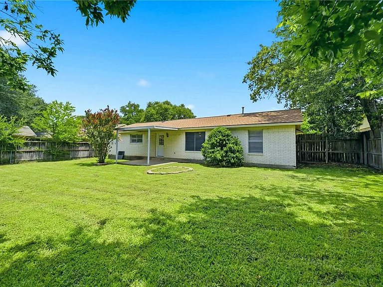 2304 Devonshire St — Photo 33