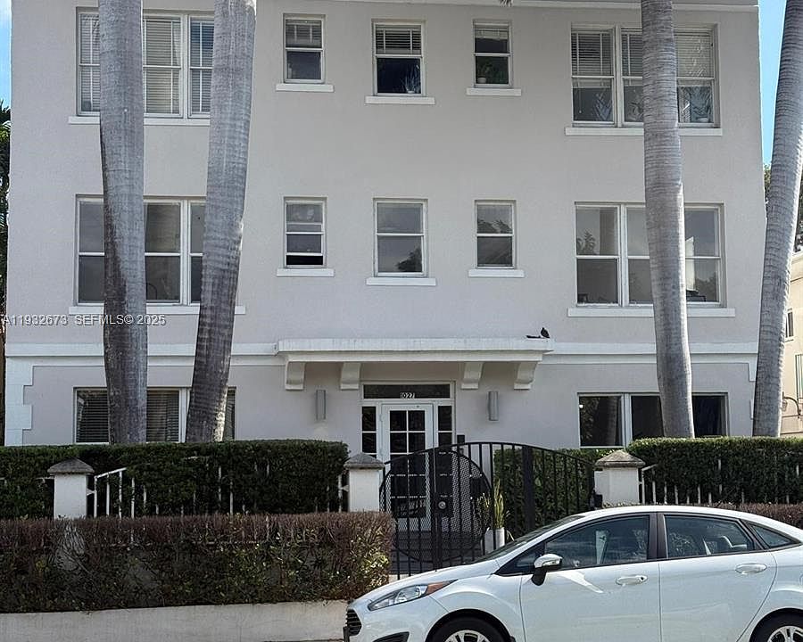 1st image of 1027 Pennsylvania Ave APT 301