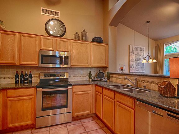 4th image of 1120 E Hiddenview Dr