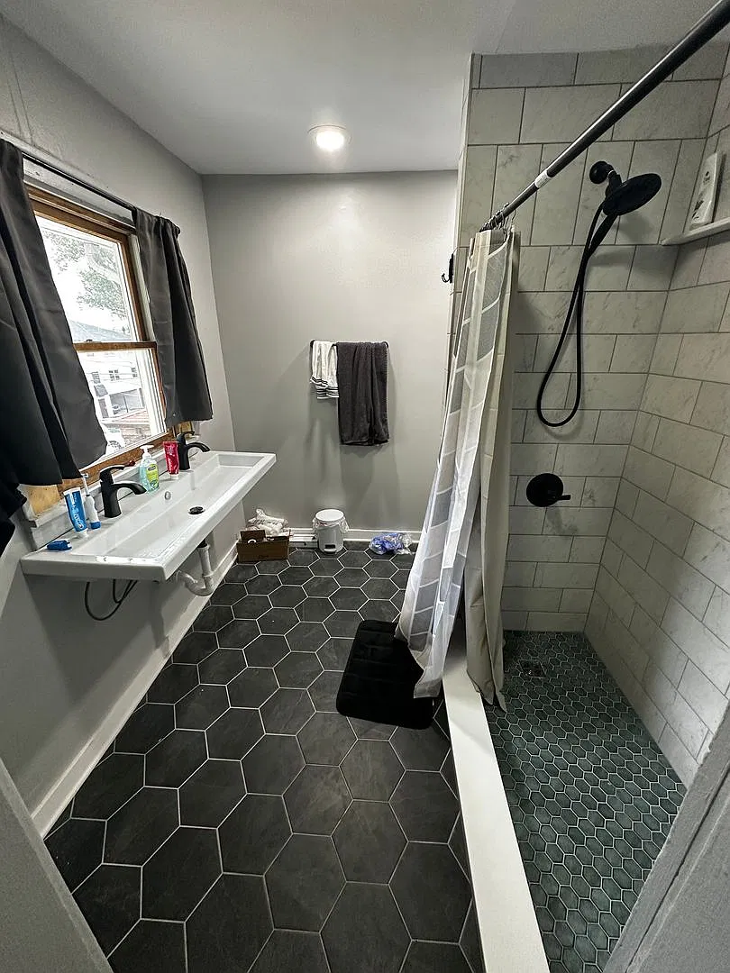 5 bedroom single family home with front and back porch — Photo 4
