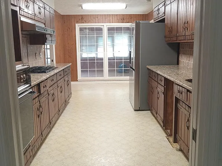 2243 Oakgrove Cir — Photo 13
