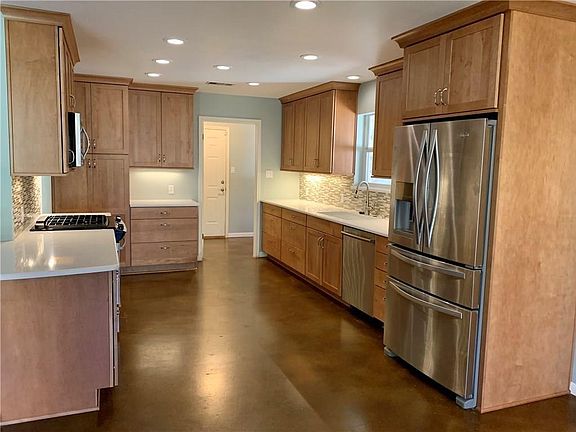 3rd image of 5640 W Oak Blvd
