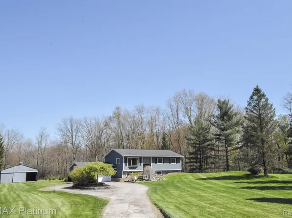 789 Jennings Rd, Whitmore Lake, MI 48189