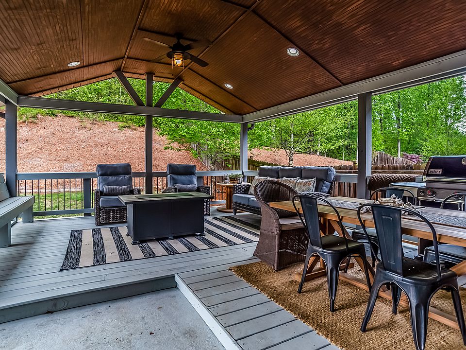 Attached Outdoor Living Area