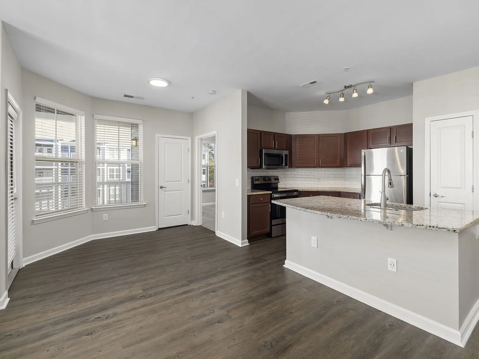 Level at 401 — Photo 1