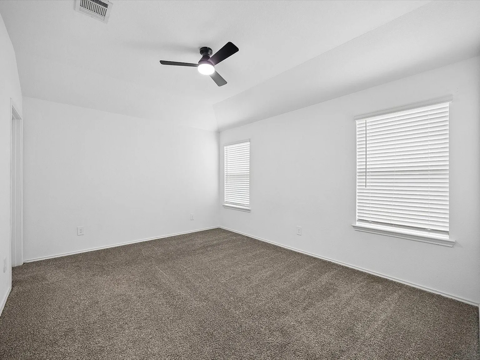 3 bed, 2.0 bath, 1330 sqft, $1,700 — Photo 4