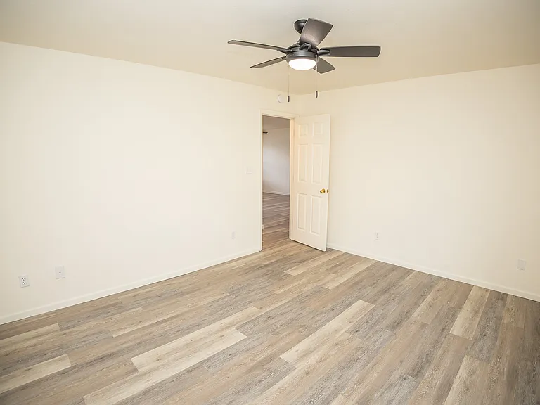 325 S Summit Dr #A — Photo 9