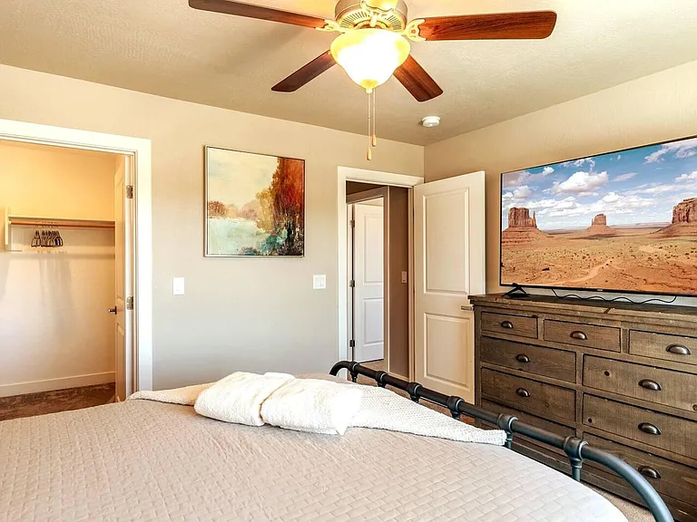 2556 W Clement Cir — Photo 22