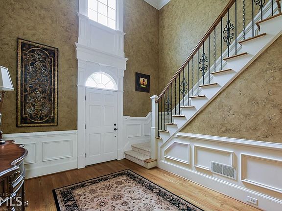 4th image of 110 Scarborough Ct SE