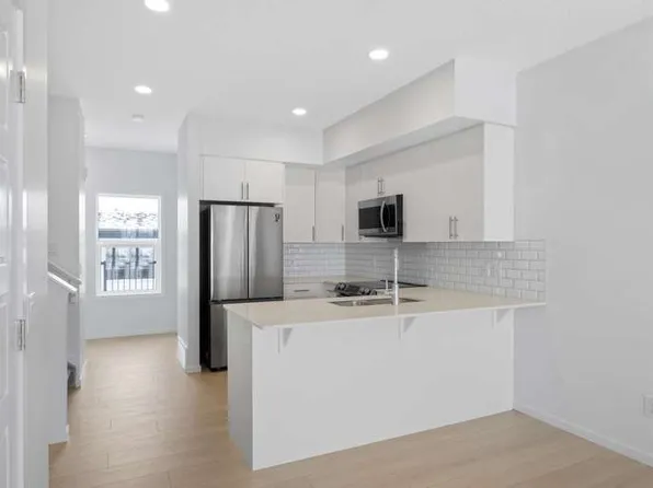 756 Orchards Blvd SW #1A, Edmonton, AB T6X 2Y7