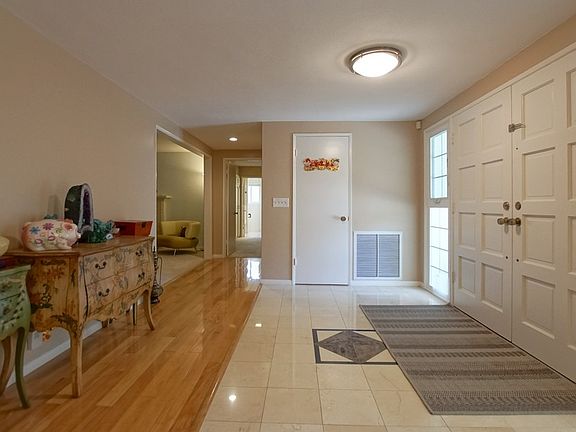 4th image of 320 W Wistaria Ave