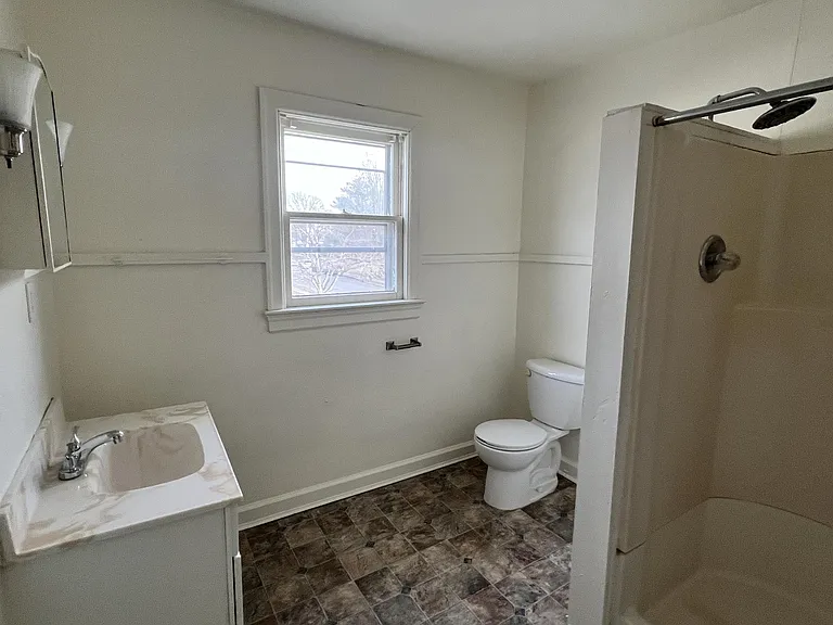 609 W Broadway — Photo 3