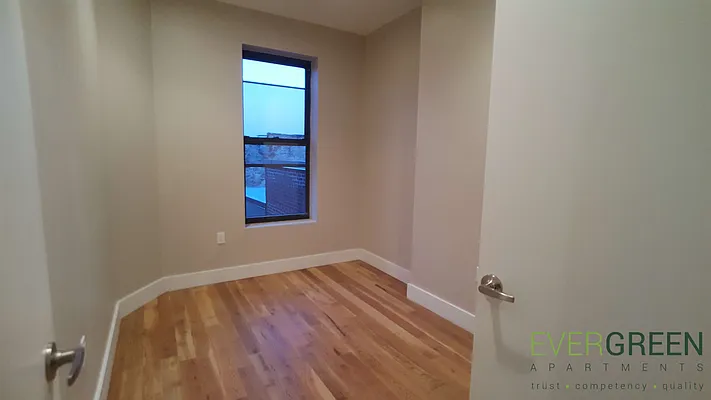 Rented by Evergreen Apartments BK | media 25