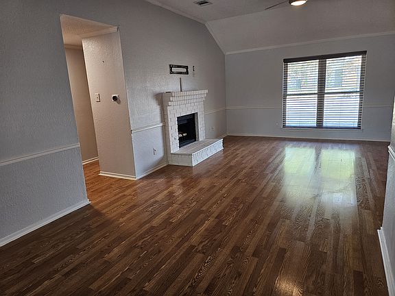 5th image of 2130 Woodglen Dr