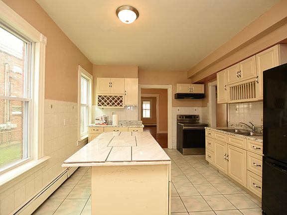 3rd image of 176 Adelaide St #1