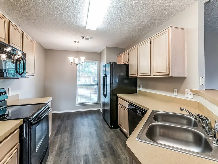 1433 Spicewood Dr — Photo 5