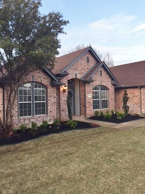 1st image of 2902 Woodhaven Dr