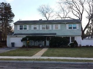 7 Greentree Cir, Westbury, NY 11590