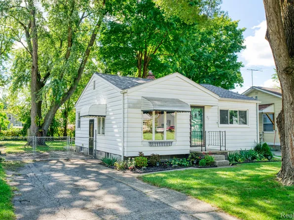 717 Whitney St, Brighton, MI 48116