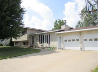 911 S Michigan St, Prairie Du Chien, WI 53821