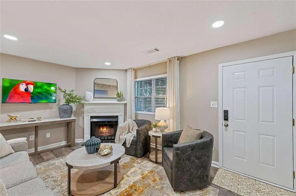 3 bed, 2.5 bath, 1800 sqft, $4,650 — Photo 2
