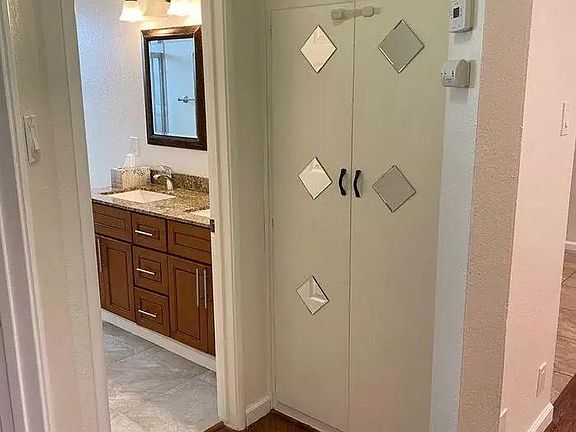 Hallway to bedrooms & kitchen