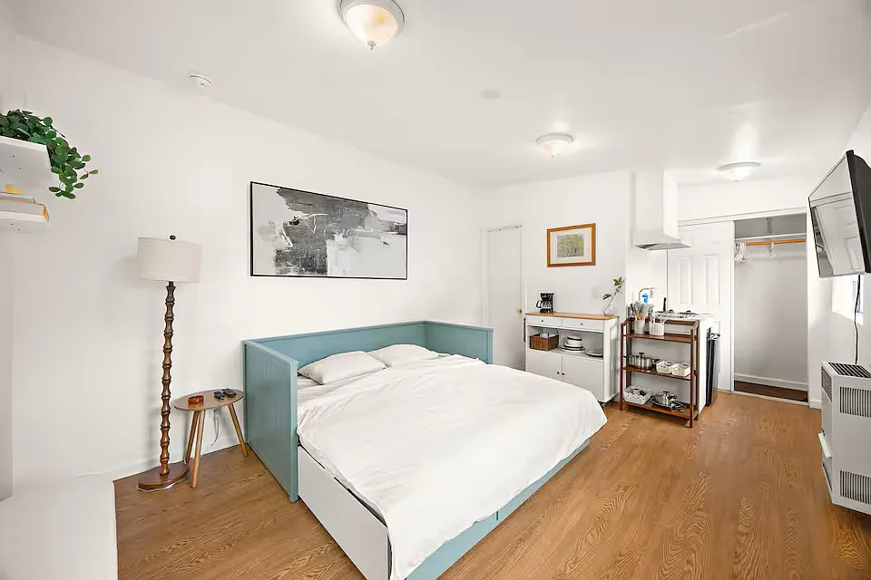 Studio, 300 sqft, $1,950 — Photo 2