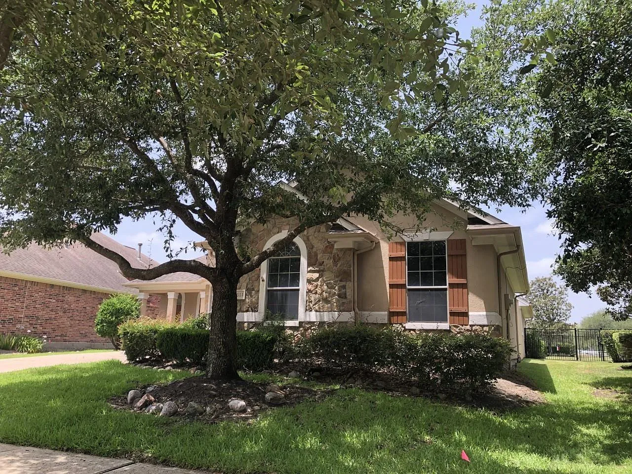 3 bed, 2.0 bath, 2399 sqft, $3,200 — Photo 2