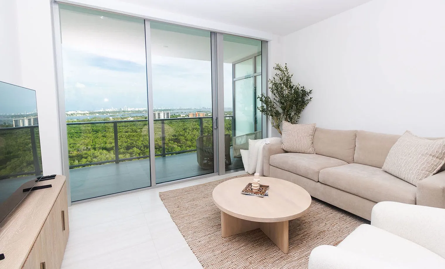 1 bed, 2.0 bath, 1076 sqft, $6,183 — Photo 4