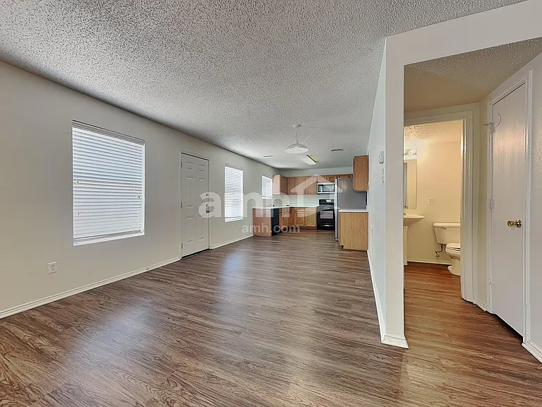 8724 Hunters Creek Ct — Photo 5
