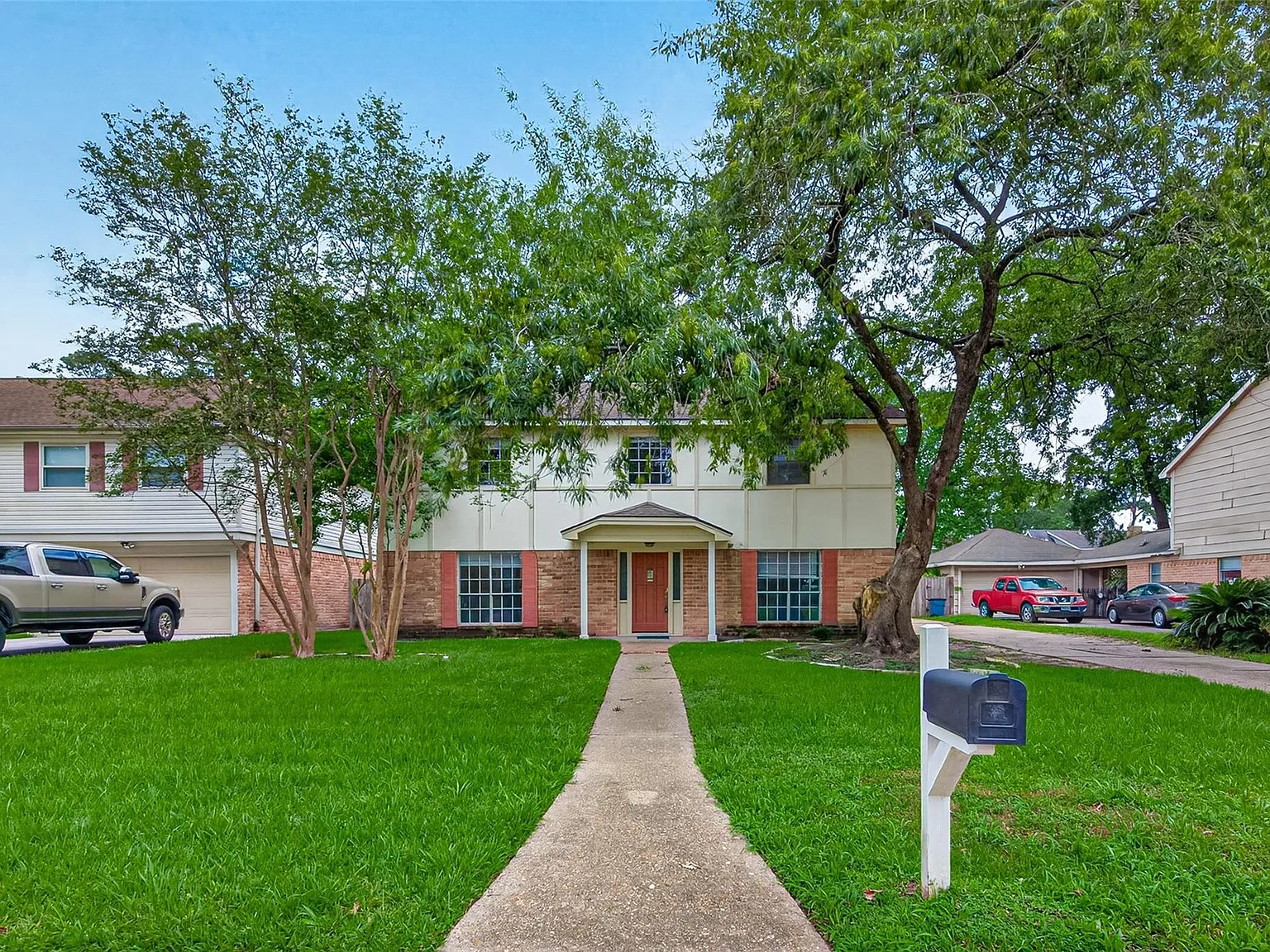 4 bed, 2.5 bath, 2558 sqft, $2,399 — Photo 3