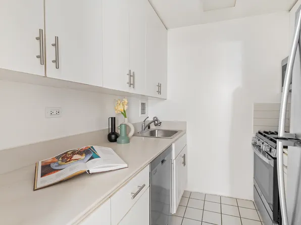 330 East 38th Street 27A image 5 of 6