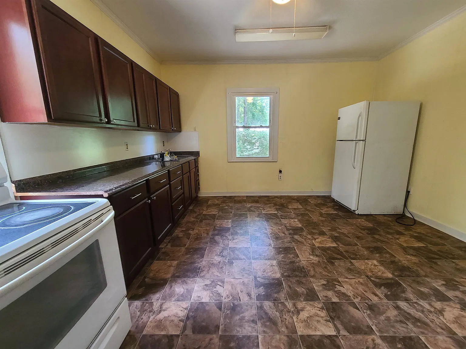2 bed, 1.0 bath, 1011 sqft, $950 — Photo 2