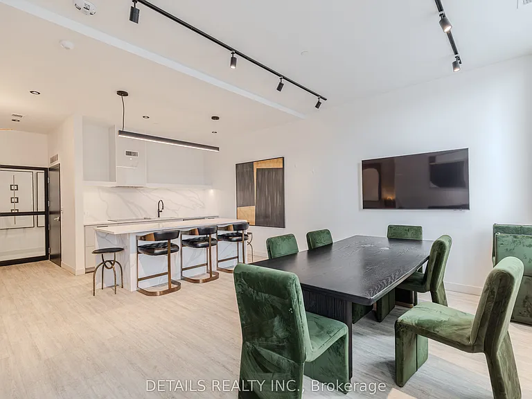 180 George St #911 — Photo 20