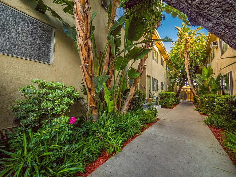 21736 Roscoe Blvd — Photo 40