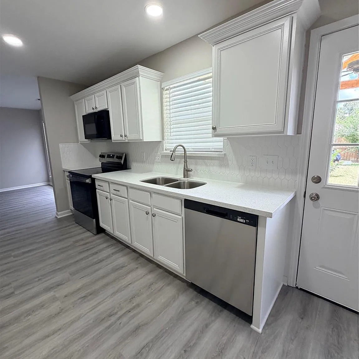 4 bed, 2.5 bath, 1706 sqft, $2,400 — Photo 4