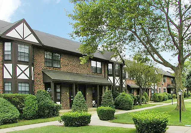 Fairfield Tudor At North Babylon — Photo 4