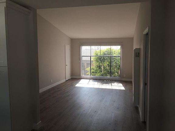 4th image of 3410 Club Dr