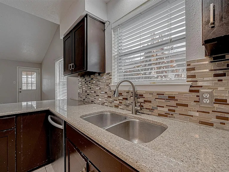 10322 Clarktower Ln — Photo 9