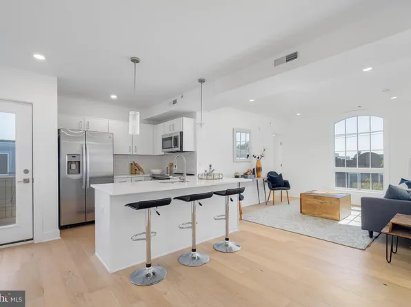 825 Bainbridge St #403, Philadelphia, PA 19147