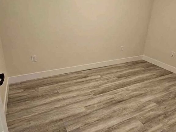 5th image of 2461 Park Vista St #B