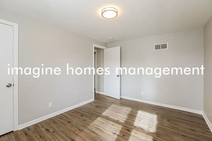 9010 W 82nd St — Photo 11
