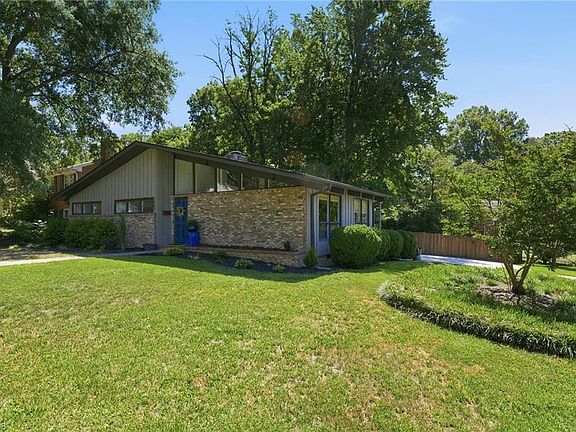 3rd image of 2607 Woodview Dr