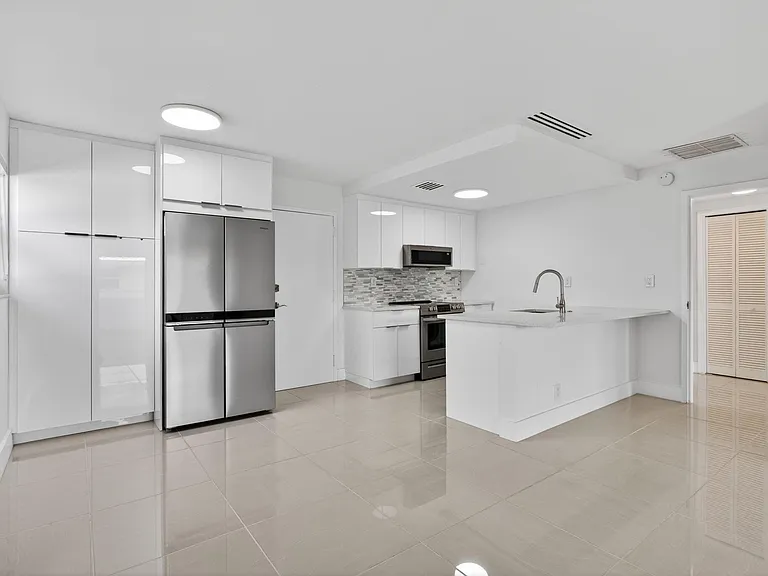 3212 NE 12th St #204 — Photo 3