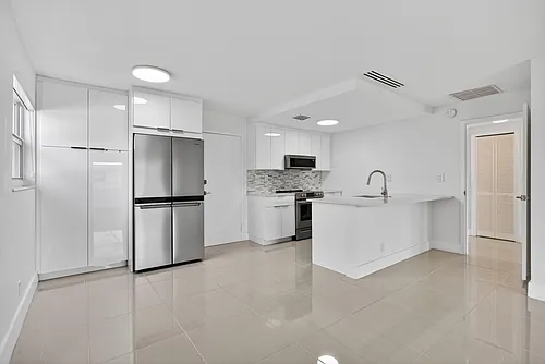3212 NE 12th St #204 Photo 1