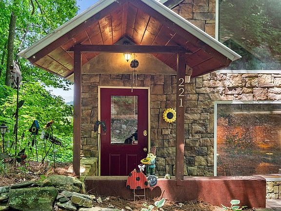 4th image of 221 Wilson Ln